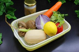 准备食材：莲藕、西红柿、香菇、胡萝卜、洋葱、柠檬、香菜、椰子油等食材；
