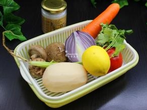 准备食材：莲藕、西红柿、香菇、胡萝卜、洋葱、柠檬、香菜、椰子油等食材；