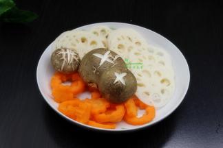 莲藕去皮洗净、切片，胡萝卜去皮切好、香菇洗净；