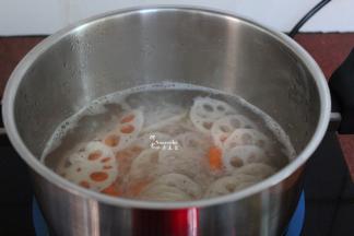 清水煮沸，放入胡萝卜、莲藕汆烫；