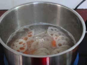 清水煮沸，放入胡萝卜、莲藕汆烫；