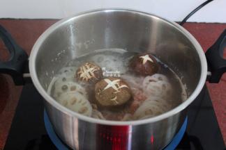 再把香菇加入汆烫熟，捞出；