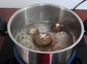 再把香菇加入汆烫熟，捞出；
