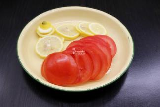 西红柿洗净、切片、柠檬切片；PS：留2/3挤汁；