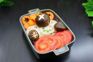 把汆烫熟的莲藕片、胡萝卜、香菇，以及切好的西红柿，放入盘子；