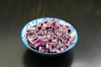 洋葱切碎；