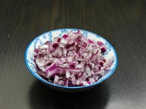 洋葱切碎；