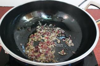 热锅，倒入椰子油，煸香洋葱碎；