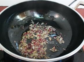 热锅，倒入椰子油，煸香洋葱碎；
