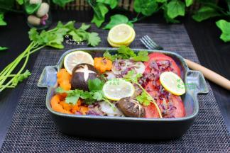 把煸香的洋葱碎撒在装好的蔬菜上，再淋上柠檬汁、盐、白砂糖拌均即可。