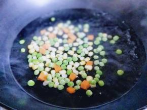 将杂粮焯水，水烧开后下入杂粮再次烧开。