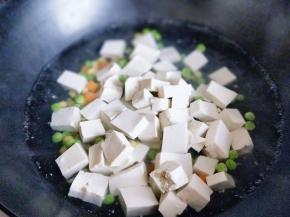 再加入好的豆腐焯水，烧开后捞出淋干水份。