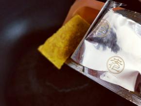 起油锅加入咖喱块。