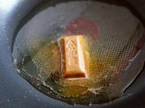 小火将咖喱融化。