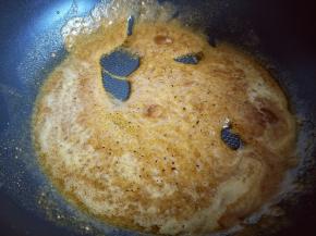 小火将咖喱块彻底融化。