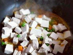 加入焯水的什锦和豆腐。