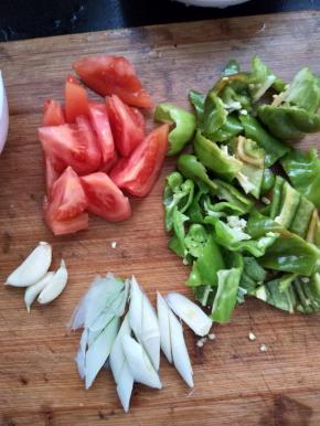 备好的青椒西红柿葱切好