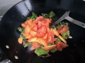 加入胡萝卜和西红柿