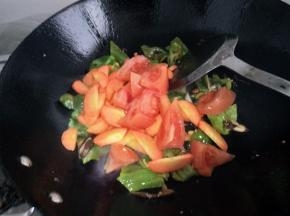 加入胡萝卜和西红柿