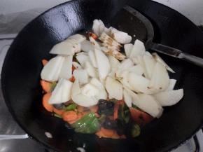 加入山药翻炒