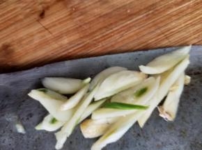 蒜切成片