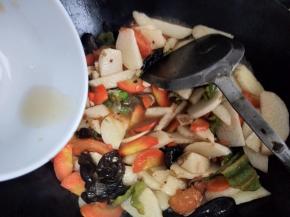 加点醋提味翻炒均匀出锅