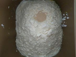 除黄油外，所有材料按照先液体，然后放面粉，面粉上挖个洞埋好酵母，启动面包机iMin程序,20分钟后，加入提前切小块软化好的黄油,继续揉面20分钟,揉至完全阶段