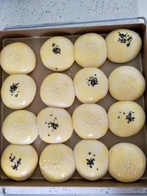 放入烤箱发酵，烤盘下放一碗热水，发酵至1.5到2倍大，注意不要发酵过度，发酵完毕后取出来刷蛋液，表面可以撒点黑白芝麻装饰
