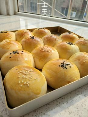 放入180度预热好的烤箱内，上下火175度烤20分钟，上色满意及时加盖锡纸，以免烤糊