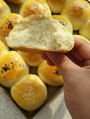 酸奶餐包出炉了，烤好后就直接吃了一个口感超好的哟……