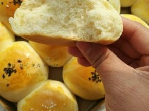酸奶餐包出炉了，烤好后就直接吃了一个口感超好的哟……