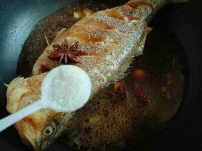 放入煎好的鱼，和腌制的汤汁。加入盐，大火烧开，转中火8分钟。