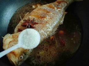 放入煎好的鱼，和腌制的汤汁。加入盐，大火烧开，转中火8分钟。