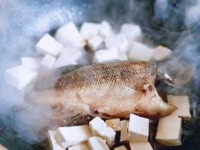 再加入切好的豆腐，中小火10分钟即可。