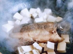 再加入切好的豆腐，中小火10分钟即可。