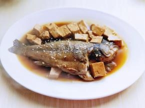 盛出，装盘，撒上少许白芝麻。