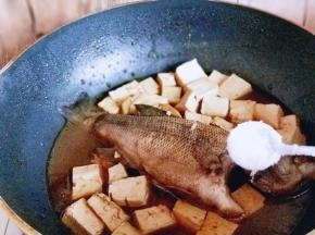 加入白砂糖盛出。