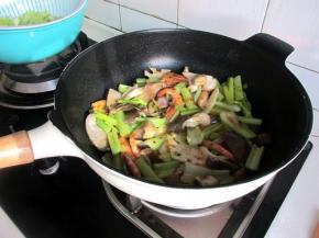 加盐调味即可。