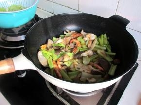 加盐调味即可。