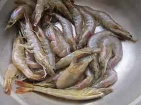 海虾洗净去掉虾枪和虾毛。