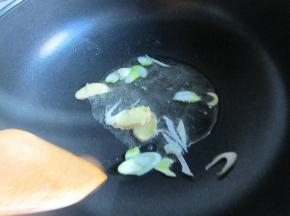 烧热，下入葱姜炒香。