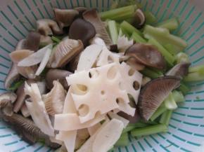 把香芹，蘑菇，莲藕切块改刀。