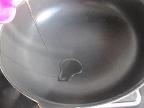 擦干，倒入花生油。