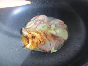 再加入麻辣香锅料炒香，炒出红油。