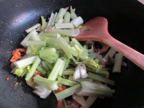 再加入香芹煸炒。