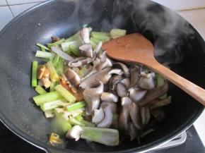 最后加入蘑菇炒匀。
