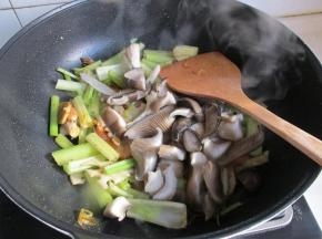 最后加入蘑菇炒匀。