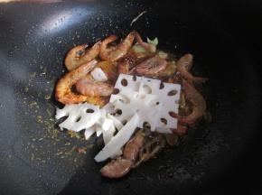 先加入莲藕炒片刻。