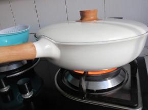 盖上盖子稍焖。