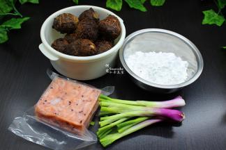 准备食材：芋头、粘米粉、鲜虾、葱白等食材；